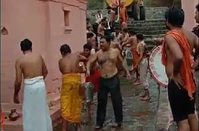 पाऊस पडण्यासाठी प्रार्थना, परळीत मंदिरच पाण्याने भरवलं