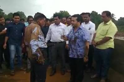 VIDEO : नितेश राणेंकडून उपअभियंत्याला पूलाला बांधून चिखलाची अंघोळ