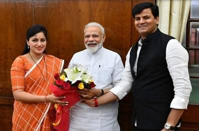 12 मागण्या घेऊन नवनीत राणा पतीसह मोदींच्या भेटीला