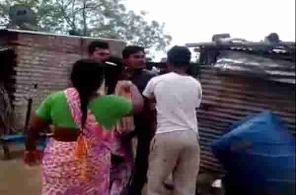 भिल्ल कुटुंबाने गाव सोडून जाण्यास नकार दिल्याने जबर मारहाण