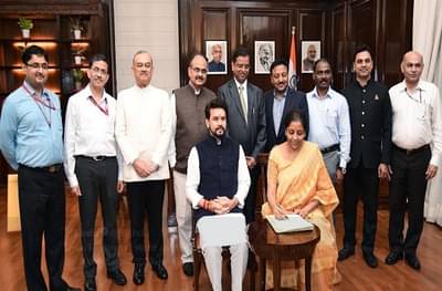 अर्थसंकल्पामुळे तुमच्या आयुष्यात या 10 गोष्टी बदलणार