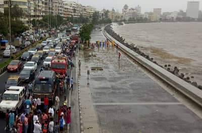 मरिन ड्राईव्हच्या समुद्रात थरार, मुलाला वाचवण्यासाठी तरुणाची उडी, दोघेही लाटेसोबत बेपत्ता