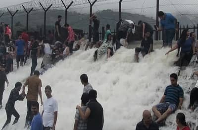 लोणावळ्याचं भुशी धरण ओव्हरफ्लो, पर्यटकांची गर्दी होण्यास सुरुवात