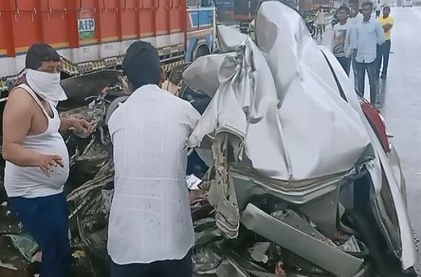 मुंबई-बंगळुरु महामार्गावर अपघात, तिघांचा मृत्यू, कारचा चेंदामेंदा