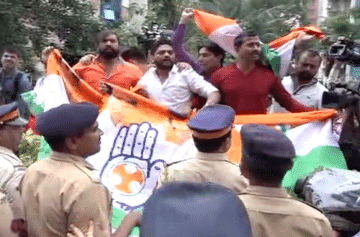 कर्नाटकच्या आमदारांचा राजीनामा मागे घेण्याची मागणी करत आंदोलन, काँग्रेस कार्यकर्ते पोलिसांच्या ताब्यात