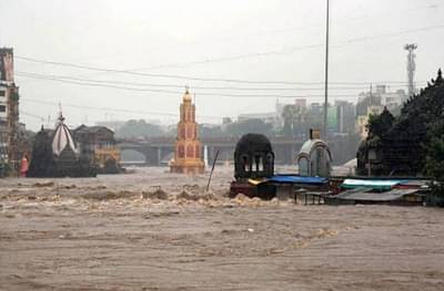 नाशिकमध्ये गोदावरीला वर्षातला पहिला पूर, दुतोंड्या मारुतीच्या कमरेपर्यंत पाणी