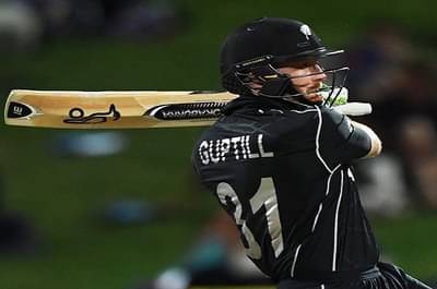 भुवी-बुमराहच्या गोलंदाजीवर गप्टिल चाचपडला, 1 वर आऊट होताच पॅव्हेलियनमध्ये जाऊन बॅट आपटली!