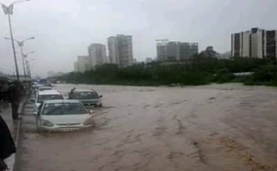 सायन-पनवेल मार्गावर महापूर, गाड्या पाण्यावर तरंगल्या, अनेक जण अडकले