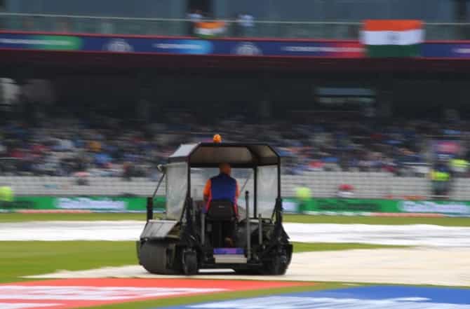 भारत वि. न्यूझीलंड सामन्यात खोळंबा, पाऊस न थांबल्यास पुढे काय?