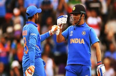 धोनी नोबॉलवर आऊट? अम्पायरच्या निर्णयावर चाहत्यांचा संताप