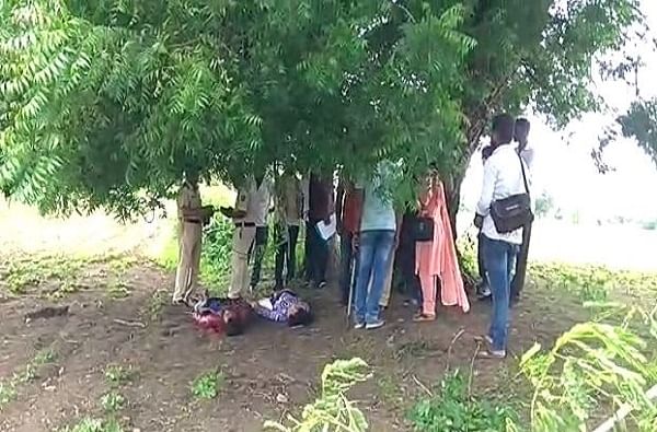 विवाहबाह्य संबंध असलेलं जोडपं लटकलेल्या अवस्थेत आढळलं विवाहबाह्य संबंध असलेलं जोडपं लटकलेल्या अवस्थेत आढळलं