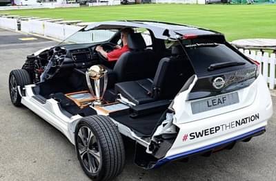 VIDEO : विश्वचषक ट्रॉफीसाठी वापरलेली गाडी पाहून चाहत्यांच्या भुवया उंचावल्या