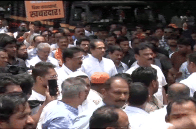 LIVE उद्धव ठाकरेंच्या नेतृत्त्वात शिवसेनेचा विमा कंपन्यांवर धडक मोर्चा