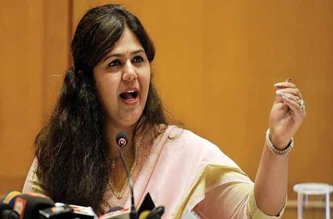 आक्षेप नाही अपेक्षा, पंकजा मुंडे उपोषणासाठी औरंगाबादकडे रवाना