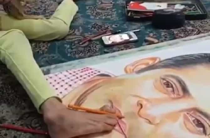 VIDEO : अपंग मुलीने पायाने रेखाटलं सलमानचं चित्र, सलमान म्हणतो...