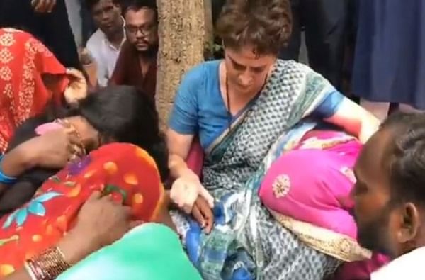 सोनभद्र हत्याकांड: विरोध झुगारुन प्रियांका गांधी पीडितांना भेटल्या, दुःख ऐकून अश्रू अनावर सोनभद्र हत्याकांड: विरोध झुगारुन प्रियांका गांधी पीडितांना भेटल्या, दुःख ऐकून अश्रू अनावर