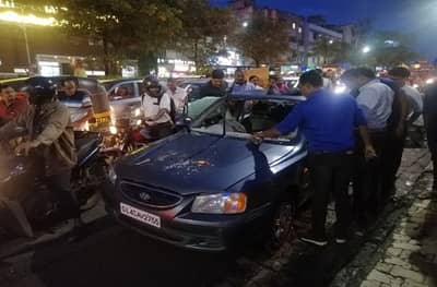 पुण्यात विदेशी पर्यटकांना धक्काबुक्की, कारच्या काचाही फोडल्या