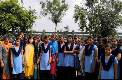 मासिक पाळी असो वा कोणताही प्रश्न सांगायचा कुणाला, महिला अधीक्षकाअभावी 100 मुलींनी शाळा सोडली!