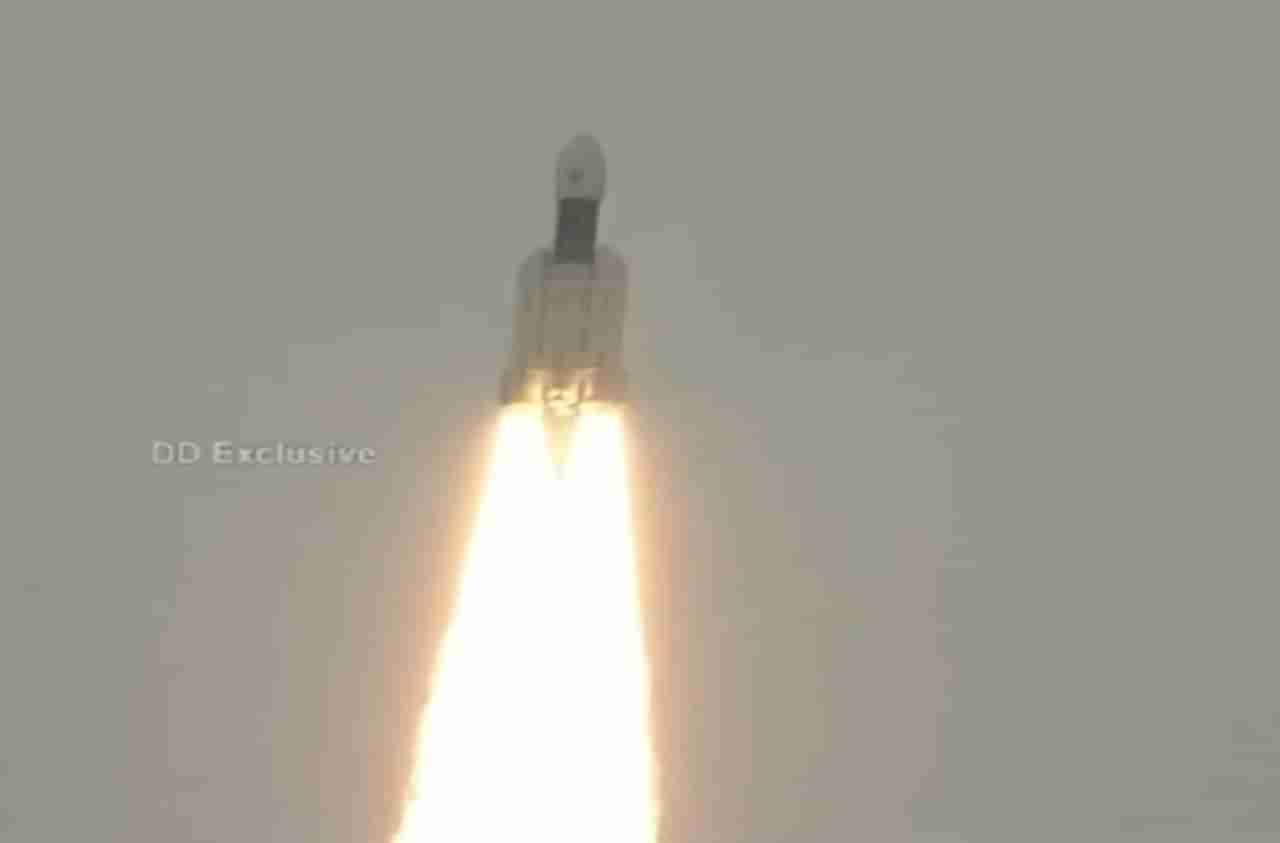 Mission Chandrayaan-2 : मिशन चंद्रयान 2 फतेह, चंद्रयान अवकाशात झेपावलं