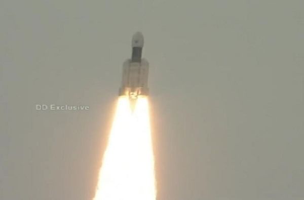 Mission Chandrayaan-2 : मिशन 'चंद्रयान 2' फतेह, चंद्रयान अवकाशात झेपावलं