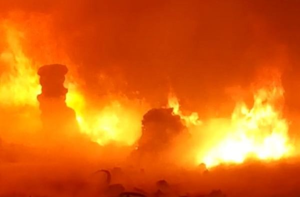 ग्रेटर नोएडामधून मोठी बातमी, Oppo मोबाइल कंपनीच्या वेअर हाऊसमध्ये भीषण आग