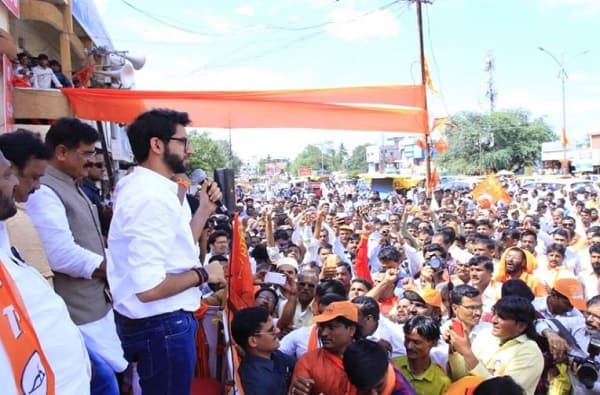 आदित्य ठाकरेंच्या सभा आयोजकांवर गुन्हा दाखल