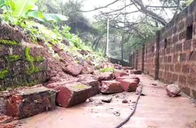 मुसळधार पावसानं गणपतीपुळे मंदिराची संरक्षक भिंत कोसळली, प्रदक्षिणा मार्ग बंद