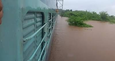 महालक्ष्मी एक्सप्रेसमधून 9 गर्भवती महिलांना बाहेर काढण्यात यश