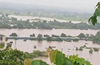 PHOTO : महालक्ष्मी एक्सप्रेस पूराच्या पाण्यात अडकली, युद्धपातळीवर बचावकार्याला सुरुवात