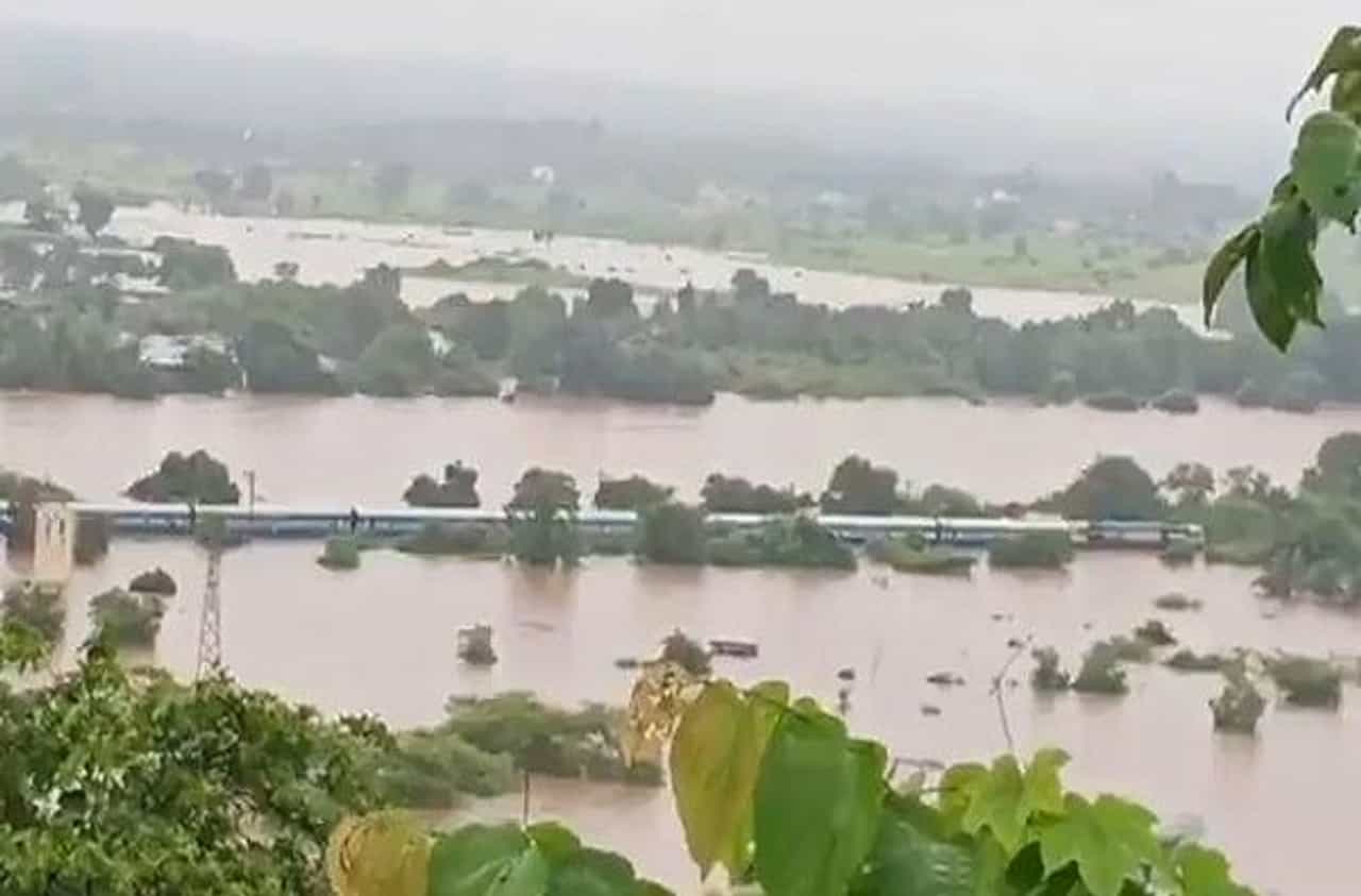 12 तासांनतर महालक्ष्मी एक्सप्रेसमध्ये अडकलेल्या 1050 प्रवाशांची सुखरुप सुटका