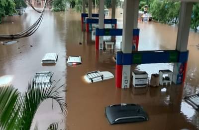 VIDEO : कल्याणमध्ये पेट्रोल पंप पाण्याखाली, 100 लोक अडकले