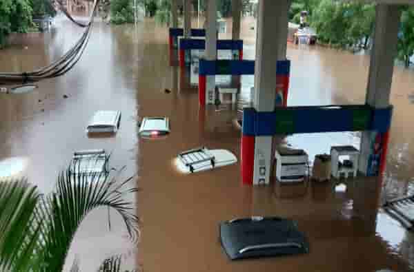 VIDEO : कल्याणमध्ये पेट्रोल पंप पाण्याखाली, 100 लोक अडकले