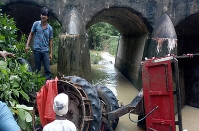 शेतात लागवडीसाठी जाणाऱ्या ट्रकला अपघात, चार मजुरांचा जागीच मृत्यू