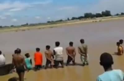 उत्तरप्रदेशात 20 जणांनी भरलेली बोट पलटी, एकाचा मृत्यू, तीन बेपत्ता