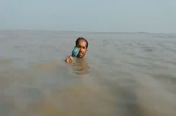 VIDEO : पाकिस्तानचा नवा ‘चांद नवाब’, गळ्यापर्यंत पाण्यात बुडून रिपोर्टिंग