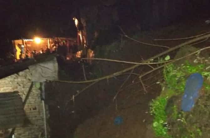 ठाण्यात घरावर दरड कोसळली, वडील आणि मुलाचा मृत्यू, एकजण जखमी