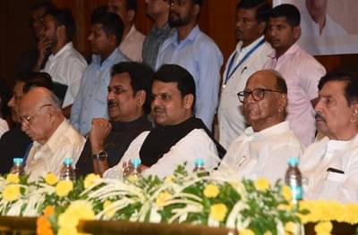 शरद पवार बाजूला बसलेले, आमदार फोडाफोडीवर मुख्यमंत्री म्हणतात....