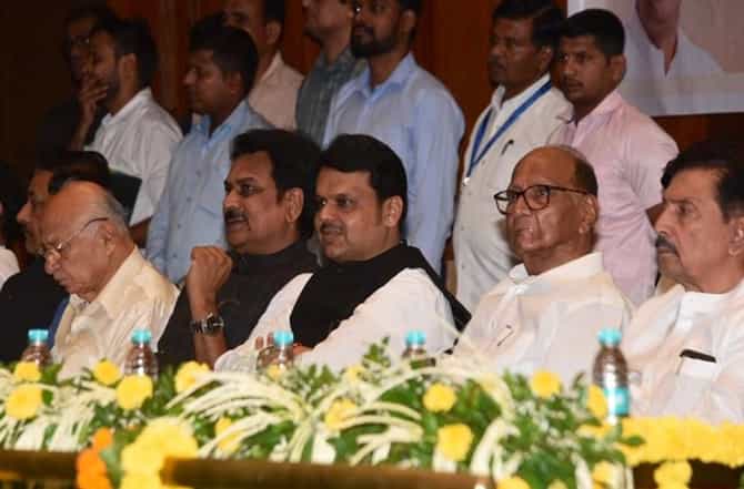 शरद पवार बाजूला बसलेले, आमदार फोडाफोडीवर मुख्यमंत्री म्हणतात....