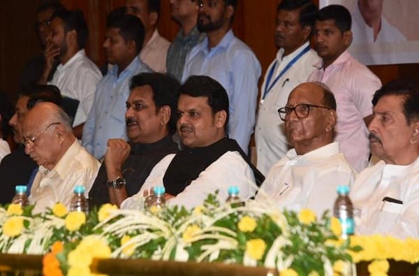 शरद पवार बाजूला बसलेले, आमदार फोडाफोडीवर मुख्यमंत्री म्हणतात....