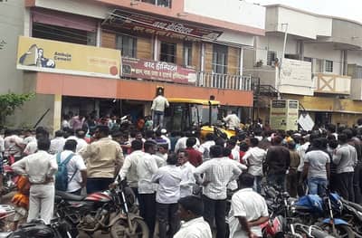 सोलापुरात बँक ऑफ महाराष्ट्राचा स्लॅब कोसळला, ढिगाऱ्याखाली अनेकजण अडकले