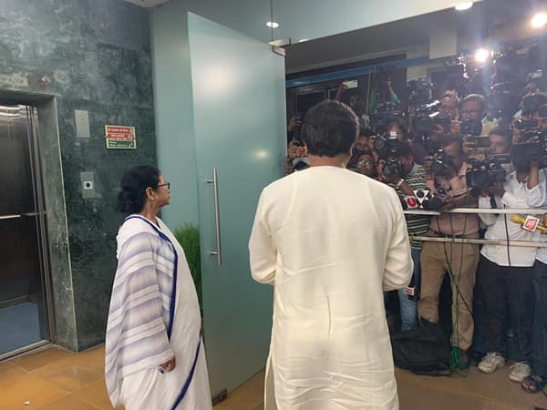 मनसे अध्यक्ष राज ठाकरे यांनी ईलेक्ट्रॉनिक व्होटिंग मशिन म्हणजेच ईव्हीएमविरोधात देशव्यापी मोर्चा उघडलाय.