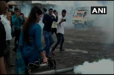 नवनीत राणांच्या हातात धूर फवारणी यंत्र, डास घालवण्यासाठी मनपा कर्मचाऱ्याच्या भूमिकेत