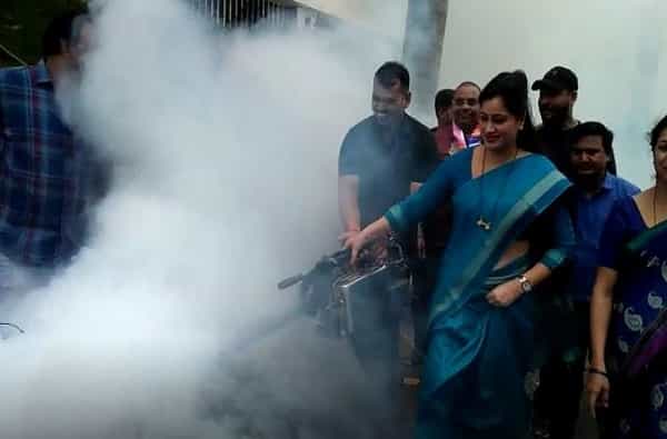 अमरावतीतील युवा स्वाभिमान पक्षाच्या खासदार नवनीत कौर राणा (MP Navneet Rana) थेट धूर फवारणी करताना पाहायला मिळाल्या. नागरिकांच्या आरोग्यासाठी महापालिकेचे कर्मचारी काही पावलं उचलत नसल्यामुळे, नवनीत राणा आणि त्यांचे पती आमदार रवी राणा यांनी स्वत: धूर फवारणी केली.