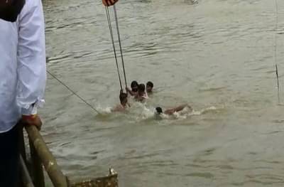 कठडा तोडून स्विफ्ट डिझायर इंद्रायणी नदीत बुडाली, तीनपैकी एक मित्र पोहून आला