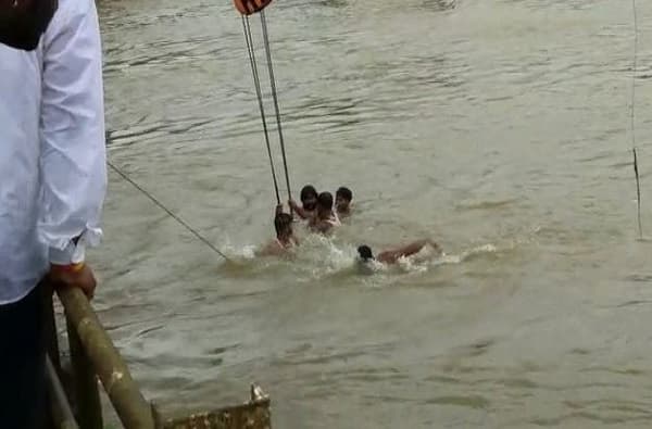 कठडा तोडून स्विफ्ट डिझायर इंद्रायणी नदीत बुडाली, तीनपैकी एक मित्र पोहून आला