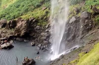 नवी मुंबईतील पांडवकडा धबधब्यात चार विद्यार्थिनी वाहून गेल्या