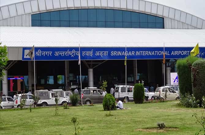 पर्यटकांना जम्मू-काश्मीर सोडण्याची सूचना, विमानांचं तिकीट चार हजारावरुन 20 हजारावर