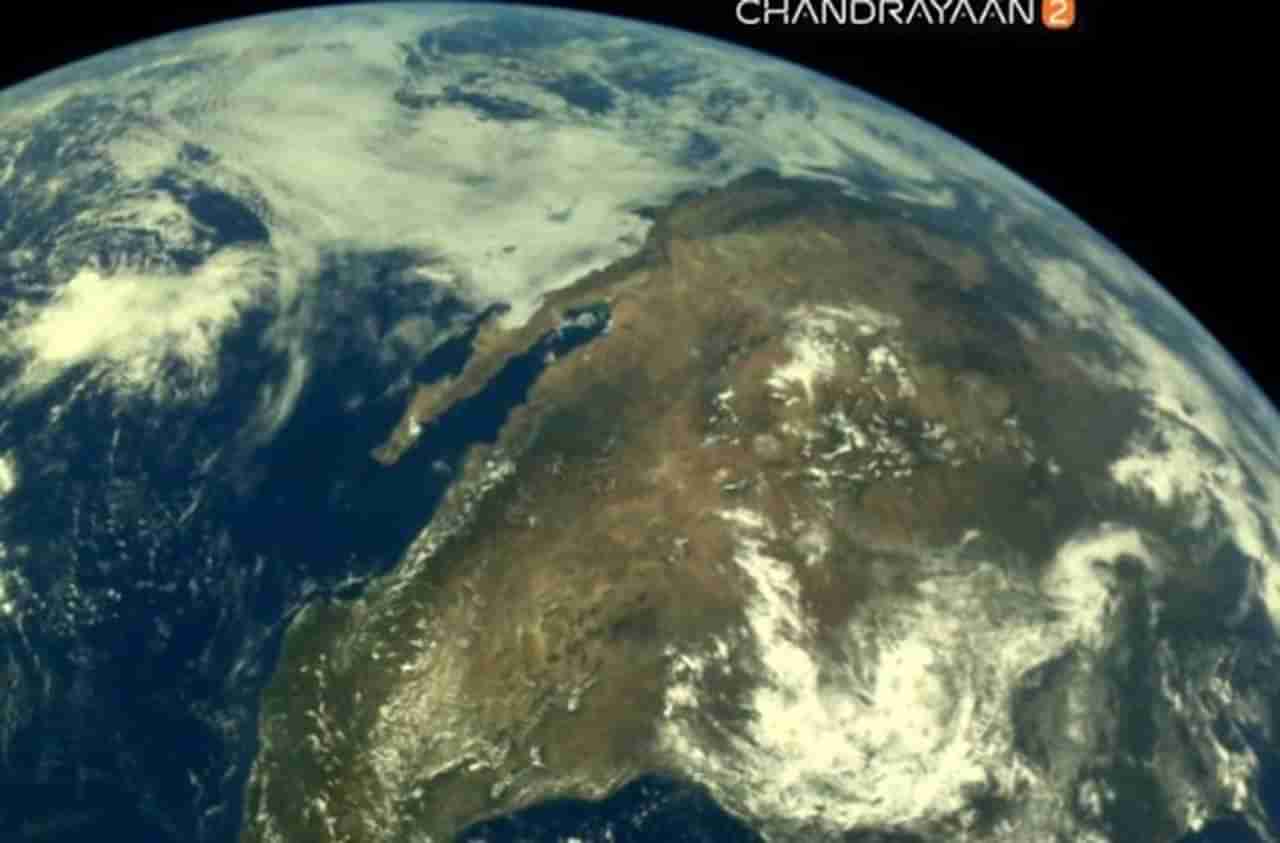 Chandrayaan 2 ने अंतराळातून टिपलेले पृथ्वीचे नयनरम्य फोटो