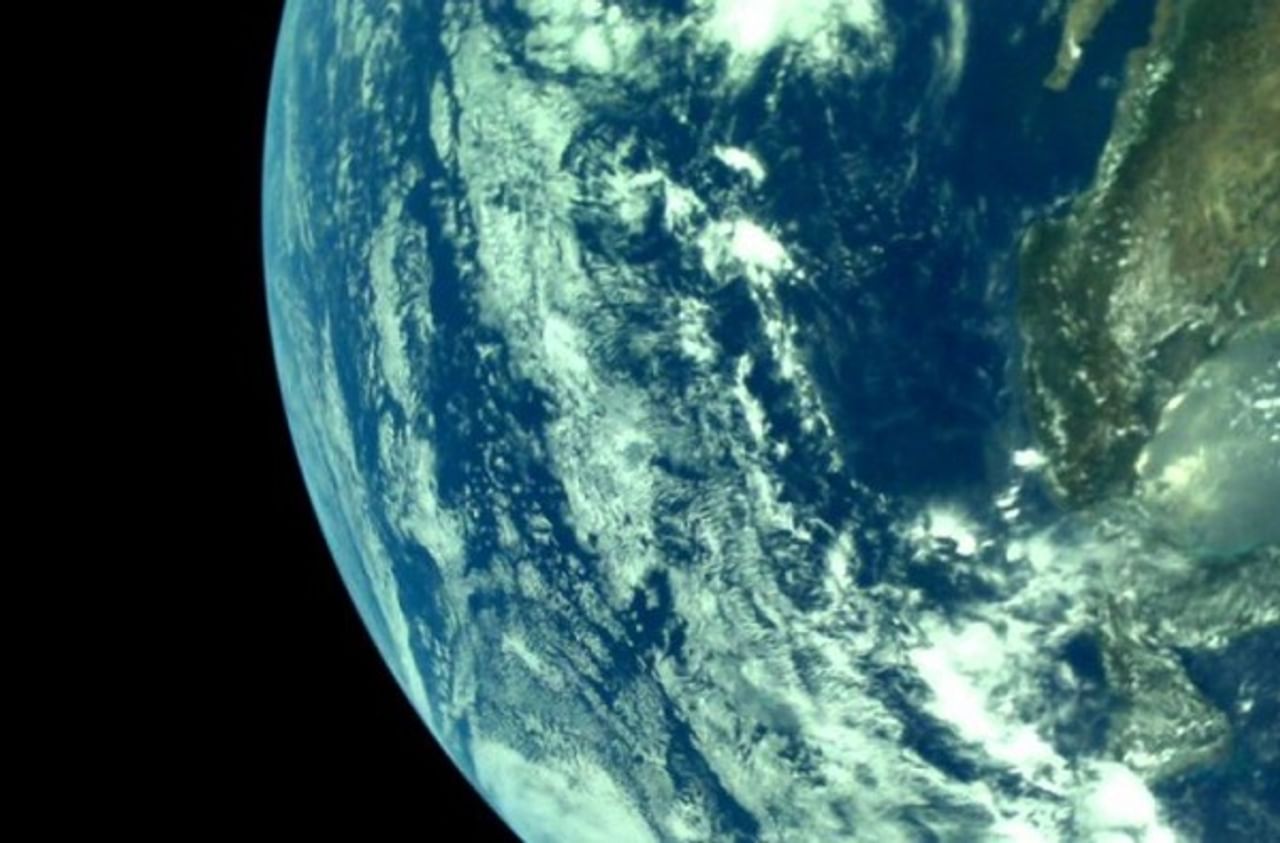 भारताच्या चंद्र मिशन ‘चंद्रयान 2’ (Chandrayaan 2) ने पहिल्यांदा अंतराळातून पृथ्वीचे फोटो पाठवले आहेत. ही माहिती भारतीय अंतराळ संशोधन संस्थेने (ISRO) ट्विटरवर दिली आहे.