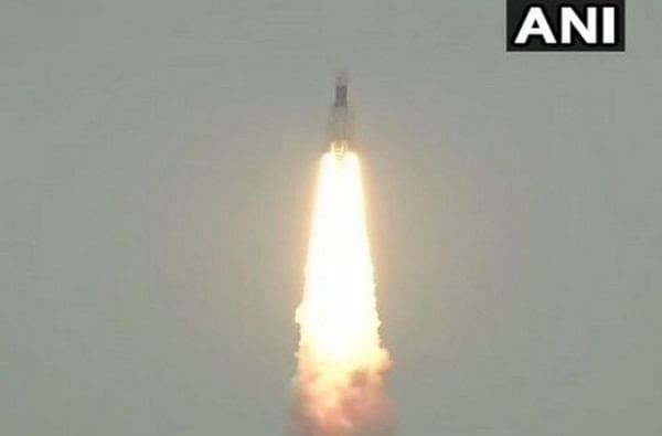 गेल्या महिन्यात 22 जुलै रोजी चंद्रयान 2 (Chandrayaan 2) दुपारी 2 वाजून 43 मिनिटांनी सर्वात शक्तीशाली बाहुबली रॉकेट GSLV-MK3 च्या सहाय्याने अवकाशात झेपावलं.